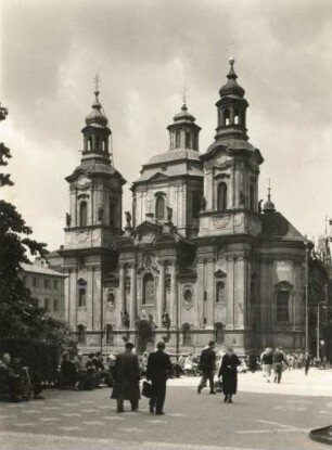Prag. Kirche St. Nikolaus (1703–1711 Schiff, Westfront, C. Dientzenhofer; 1737–1752 Chor, Kuppel, K. I. Dientzenhofer; 1756 Glockenturm, A. Lurago )