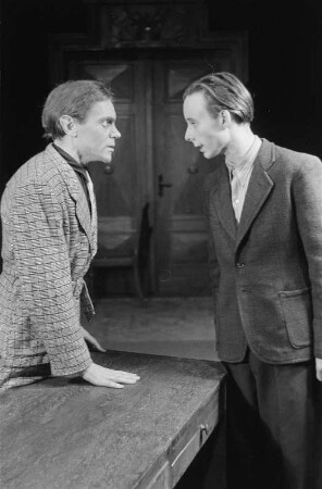 Szenenbilder aus dem Stück "Kamerad Mimi" von Julius Hay im Theater am Schiffbauerdamm Berlin : Szenenbild