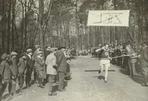Natürliches Turnen. Waldlauf der männlichen Jugend