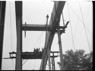 Heilbronn, Salzhafenkanalbrücke: Einschwimmen des Überbaus