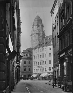 Dresden-Altstadt. Schießgasse. Blick zur Einmündung Große Frohngasse und Gewandhausstraße mit der Moritzstraße Nr. 18, Wohn- und Geschäftshaus mit Georgenbad, und dem Turm des Neuen Rathauses