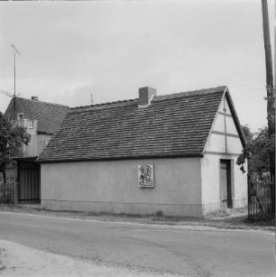 Strauch (Kr. Großenhain). Kommunales Backhaus. 2.H.19.Jh.: 1985 rekonstr. Straßenansicht