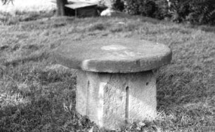 Bischofswerda-Belmsdorf. Mühlsteintisch bei der ehem. Turmwindmühle