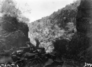 Landschaft am Fluss Letaba : Expeditionsfahrzeuge in einem felsigen Tal
