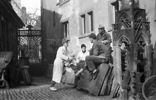 Freiburg: Pause der Schüler vor der Bauhütte