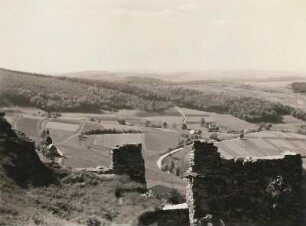 Zittauer Gebirge. Tollenstein östlich von Kreibitz. Ruine Tollenstein (Tolštejn ). Blick aus der Ruine auf dem Schloßberg nach West