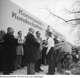 Dresden-Altstadt, Lennéstraße, Feierliche Einweihung des Denkmals für Dr. Richard Sorge (1977; Gerd Jäger) an der 1970 umbenannten Dr.-Richard-Sorge-Straße (mit Claußen)
