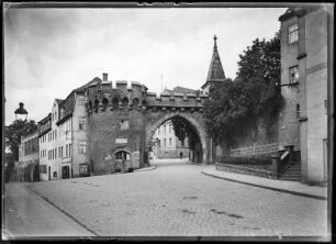 Merseburg. Straßenansicht mit dem Krummen Tor