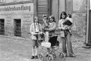 Berlin. Oderberger Straße. Hinterhof mit Kindern