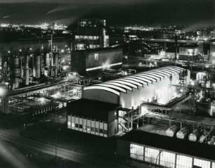 Hamburg-Wilhelmsburg. Ansicht des Betriebsgeländes des Gaswerkes Kattwyk bei nacht