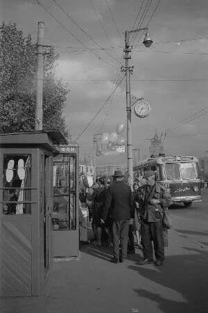 Moskau. Straßenszene mit Trolleybus (Oberleitungsbus), im Hintergrund Außenministerium der Russischen Föderation?