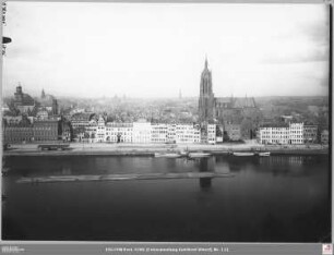 Vom Turm der Dreikönigskirche zum östlichen Mainkai mit Saalhof, Mainkai 27-14, Südseite Museums-/Archivgebäude, Mainkai 12-6