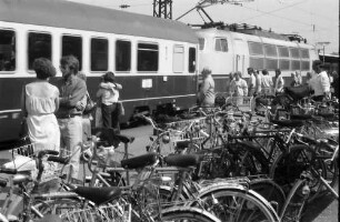 Freiburg: einfahrende IC; Vordergrund Fahrräder