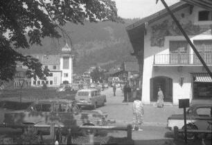 Rottach-Egern: Blick aus Kunstladen auf die Hauptstraße, ohne Vordergrund