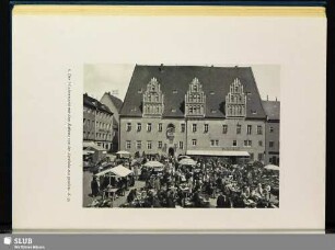 Der Wochenmarkt mit dem Rathaus von der Apotheke aus gesehen
