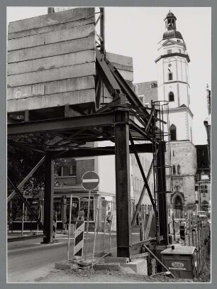 Baustelle mit der Thomaskirche im Hintergrund in Leipzig