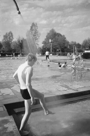 Badebetrieb im Freibad Rüppurr am Maifeiertag