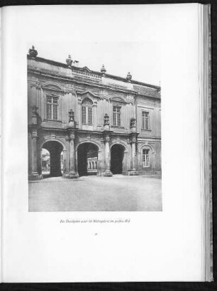 Die Durchfahrt unter der Bildergalerie im großen Hof