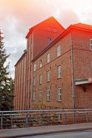 Matthias-Claudius-Straße: Claudiusmühle: Produktionsgebäude, Seitenansicht: vorne Brücke über Mühlenau: 8. Februar 2001