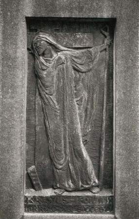 Grabmal der Familien Šebek und Galár : Bílek, František: Grabmal der Familien Šebek und Galár. Sandstein. Detail: Relief Pilger (?) vor Kreuz. Prag-Vyšehrad, Friedhof Vyšehrad