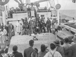 Äquatortaufe : Die Passagiere bei der Äquatortaufe auf Deck des Dampfschiffes Usambara