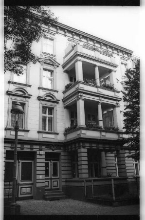Kleinbildnegative: Wiedlandstraße 13, gesperrter Spielplatz, 1981