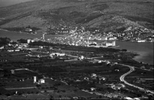 Trogir: Blick von der Passstraße auf Meerenge und Trogir