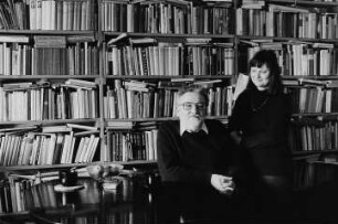 Familie Endler (Schriftsteller, Kulturorganisatorin) in ihrer Wohnung