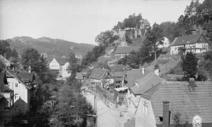 Niederrathen. Ortsteilansicht mit Mündung des Amselgrundes zur Elbe und Restaurant Burgruine (Altrathen). Blick nach Südwesten gegen Rauenstein