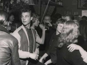 Jugend tanzt. Teenager Bar