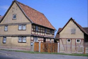 kleines Gehöft, Wohnhaus mit vorkragendem OG; Holztor und Nebengebäude
