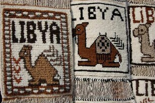 Libyen - Teppiche als Souvenir : Touristenladen: maschinell hergestellte Teppiche, aufgenommen 2006