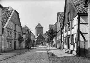 Menden (Sauerland), Blick zum Poenigeturm : Menden (Sauerland), Blick in die Turmstraße zum Poenigeturm