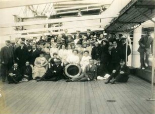 Gruppenbildnis mit zahlreichen Touristen an Deck des Hochseepassagierdampfers "Cleveland"