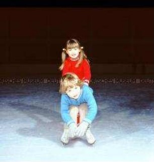 Ausbildung von Kindern im Eiskunstlauf in der Dynamo-Sporthalle in Berlin-Weißensee