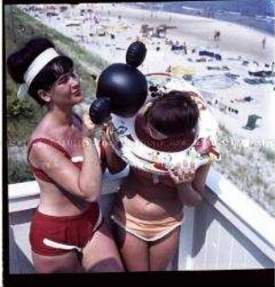 Zwei junge Frauen am Ostsee-Strand