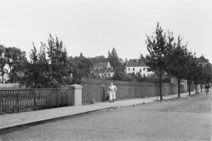 Bürgersteig : Frau auf einem Bürgersteig