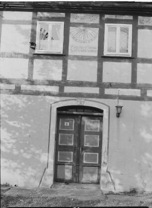 Deutschneudorf-Deutschkatharinenberg. Kr.Marienberg. Dreiseithof, Nr.11 (ehem.12),1792 Wohnhaus. Teilansicht mit haustür u.Sonnenuhr