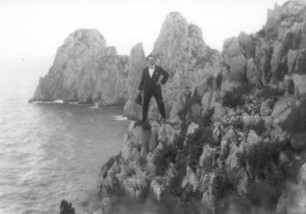 Ernst Otto Gerhardt in Meeresklippen in Argentinien
