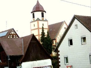Ansicht von Südosten mit Kirche (Kirchturm Gotisch-Langhaus neu erbaut) in leicht erhöht liegendenem Kirchhof
