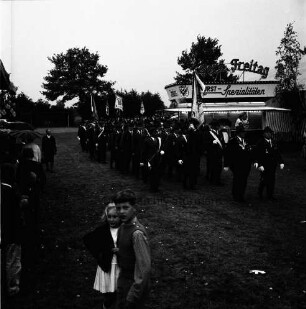 Volks- und Schützenfest: Schützenverein Klein Wesenberg und Umgebung von 1919 e.V.: Einzug der Schützenvereine auf den Festplatz "Wesenberger Tannen": im Hintergrund rechts Jahrmarktbude: links Besucher
