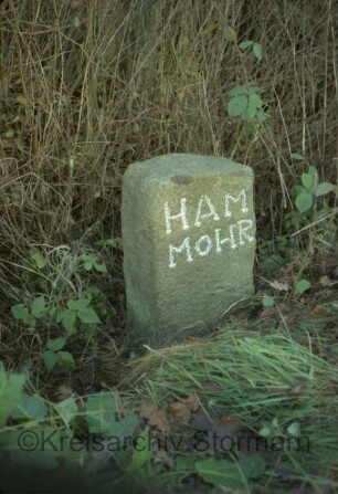 Nordseite von Gemeindeverbindungsweg GIK 105: Grenzstein [Nr. 123]: Inschrift HAM/MOHR