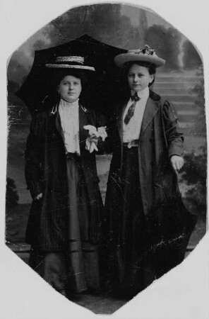 Zwei Frauen mit Hut und Mantel : Zwei Frauen mit Hut und Mantel. Fotografie (Carte-de-visite?, Ausschnitt)