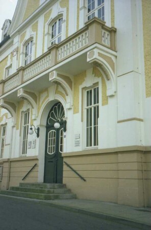 Paul-von-Schoenaich-Straße 14: Rathaus: Straßenfront: Teilansicht: Mittelrisalit mit Freitreppe, Eingangsportal, Balkon