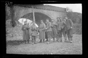 Saint-Laurent (=Saint-Laurent-Blangy, Dep. Pas-de-Calais, Frankreich): Soldatengruppe vor einem "Bahndamm"