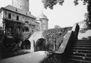 Schlossplatz, Kopfsteinpflaster; Frankfurt, Höchster Schloßplatz , Burggraben 1, Höchster Schloßplatz 13, Höchster Schloßplatz 16