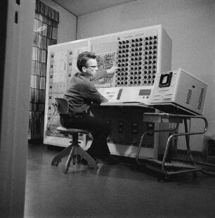 Elektronischer Analogrechner. Mitarbeiter, auf einem Drehstuhl sitzend, bei Arbeiten an der Hardware : Dresden-Klotzsche. Elektronischer Analogrechner. Mitarbeiter, auf einem Drehstuhl sitzend, bei Arbeiten an der Hardware