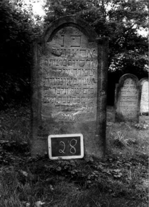 Grabstein 28 (Index: 100107096) Material: Sandstein Zustand: leicht verwittert Maße HxBxT: 104x55x9 cm Beschreibung: Stele, eingezogener Rundbogenabschluß: Grabstein 28