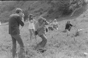Čičmany. Akt-Pleinair 1980. Links: Fotograf Peter Söllner, Sylvia Schade, Volkhard Wilhelm, Eva Mahn, Roger Rössing, Claus Baumann beim Fotografieren