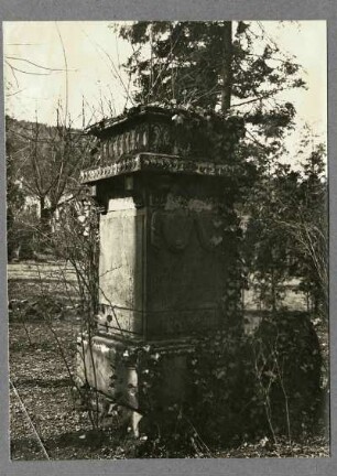 alter Friedhof. Grabstein um 1800